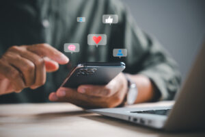 原因はスマホかSNSか。｜短期間の“SNSデトックス”でメンタル改善