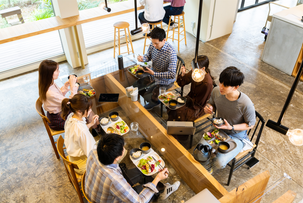 オフィス回帰で注目を増す「社食」が｜キッチンレスでできる新サービス登場