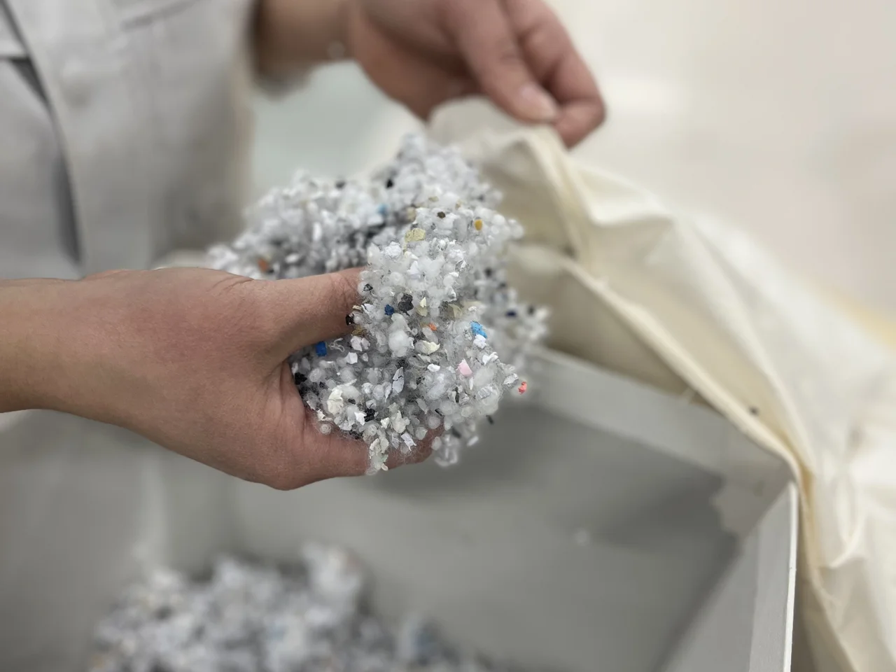 アシックス×カリモク、廃棄予定のシューズが｜原材料のが登場イメージ画像