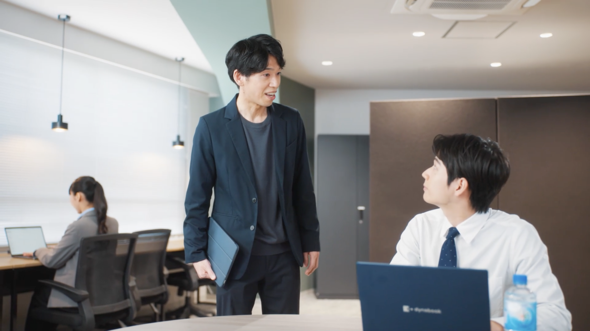 アサヒ飲料、オフィスで会話が生まれる｜「働く人のミカタ自販機」の新提案イメージ画像